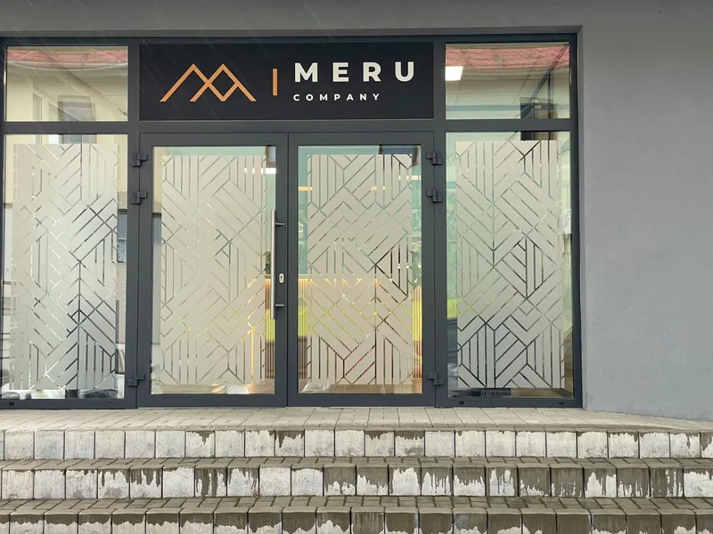 Vstupné dvere s logom MeruCompany