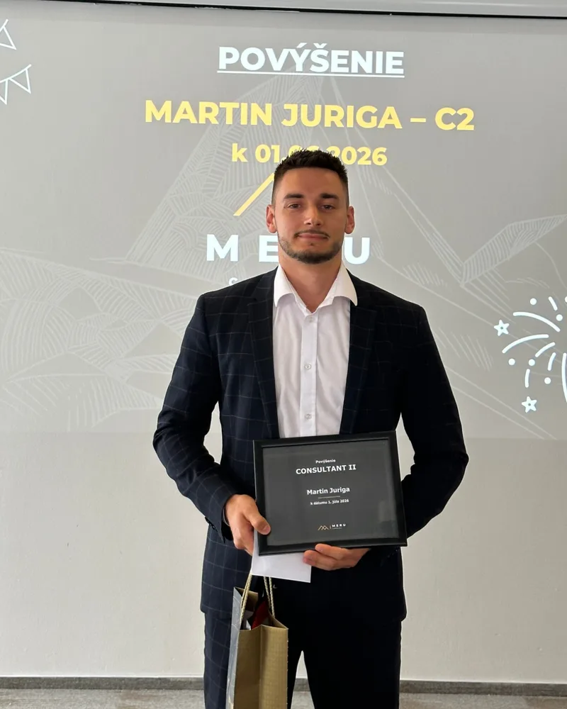 Martin Juriga s ocenením pri povýšení na pozíciu Consultant II v MeruCompany