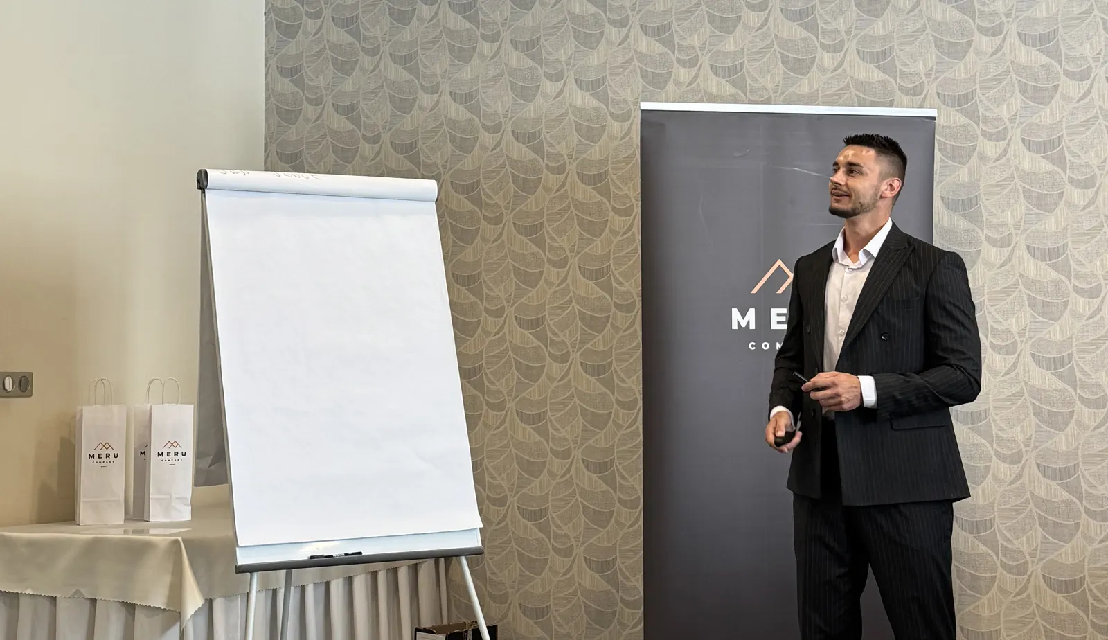 Martin Juriga prezentuje pri flipcharte na podujatí MeruCompany